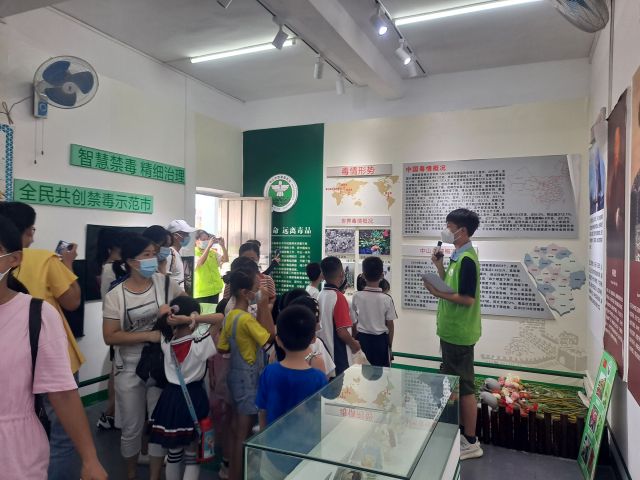 三鄉(xiāng)鎮(zhèn)開展“拒絕毒品，你我同行“禁毒教育基地參觀活動照片1.jpg