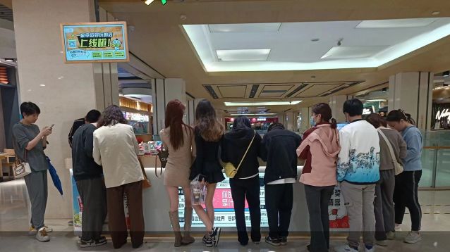 2023.4.3-打卡“體彩網(wǎng)紅店” 中山購(gòu)彩者喜中頂呱刮25萬元 (2).jpg
