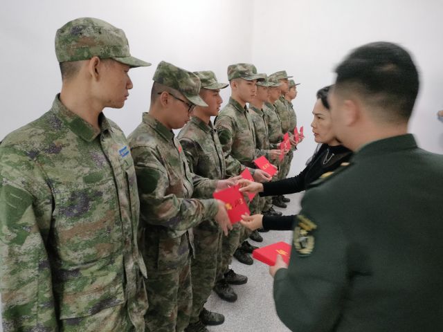 街道黨工委委員歐嘉喜代表街道黨工委為新兵送上慰問(wèn)金。.jpg