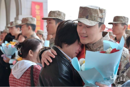 戎裝加身踏征程，中山歡送數(shù)百名新兵赴軍營